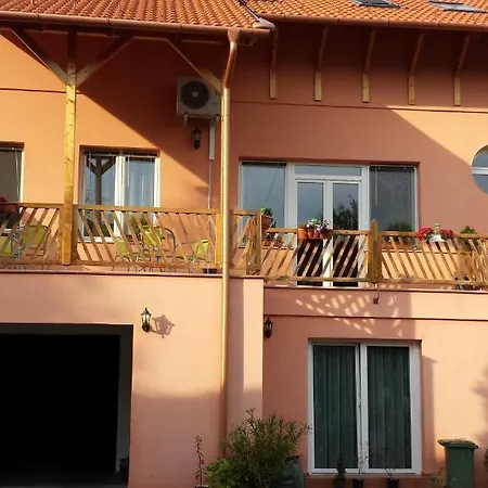 Aquarius Vendeghaz Guest house *